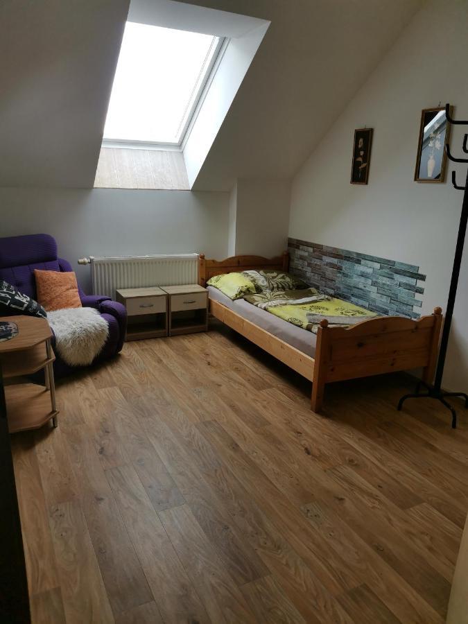Farm Stay Nh Stables Nyrany Εξωτερικό φωτογραφία