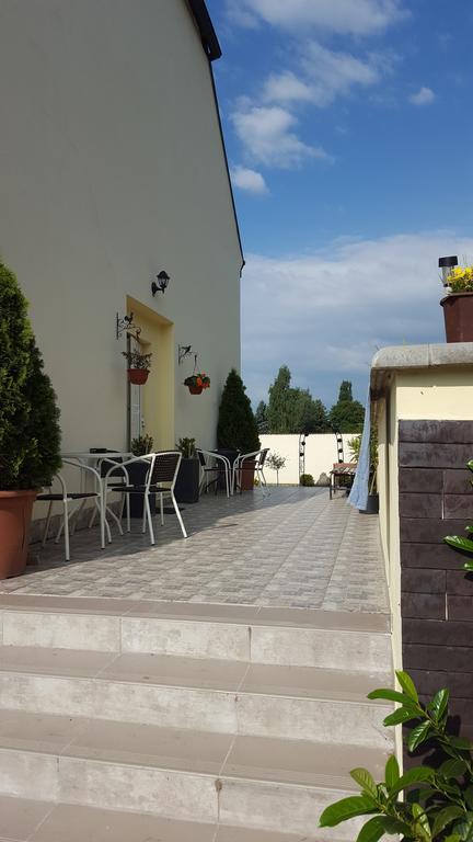 Farm Stay Nh Stables Nyrany Εξωτερικό φωτογραφία