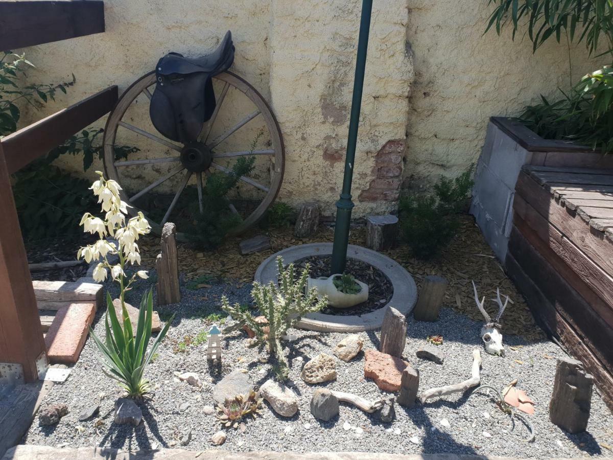 Farm Stay Nh Stables Nyrany Εξωτερικό φωτογραφία